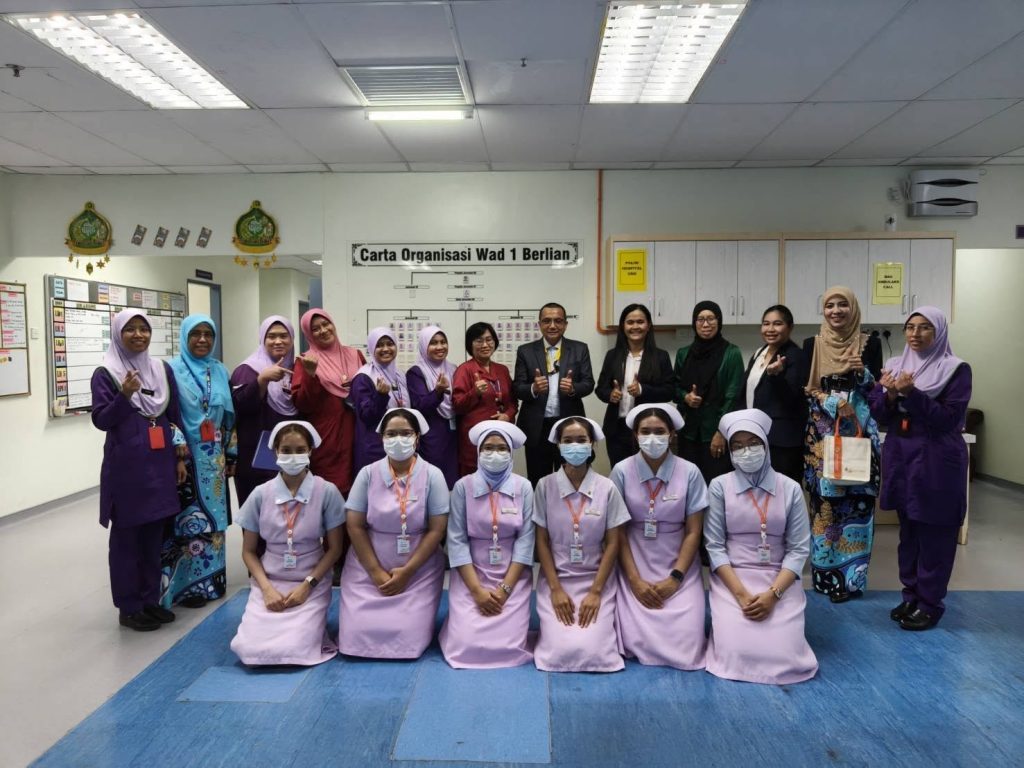 Gemini บอกว่า ได้เลยค่ะ ปรับให้มีความเป็นทางการ (Formal) และใช้ภาษาที่เป็นระดับภาษาเขียนสำหรับข่าวประชาสัมพันธ์หน่วยงานมากขึ้น ดังนี้ค่ะ สำนักวิชาพยาบาลศาสตร์ มหาวิทยาลัยวลัยลักษณ์ ส่งนักศึกษาฝึกทักษะวิชาชีพ (Externship) ณ Universiti Sains Malaysia มุ่งสร้างเครือข่ายความร่วมมือและยกระดับสมรรถนะนักศึกษาพยาบาลสู่สากล